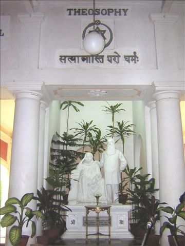 File:HPB-HSO statues in Adyar.jpg