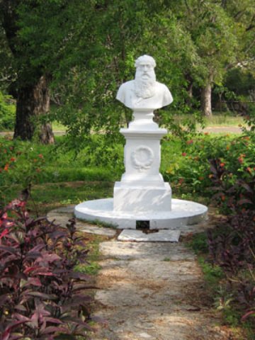 File:HSO bust in front of Adyar Library.jpg