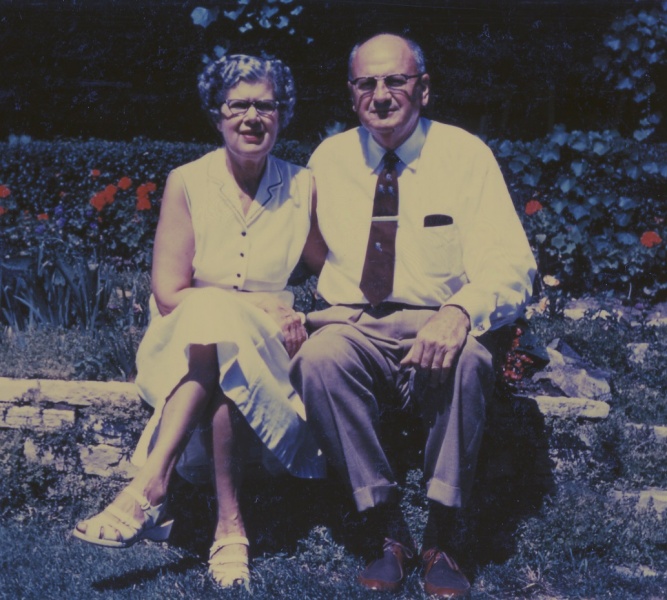 File:Herbert and Edith Kern in Hinsdale ca 1942.jpg