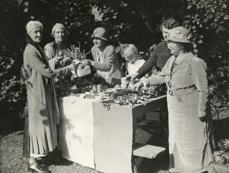 File:Charlotte Despard at produce stall 1930s.jpg