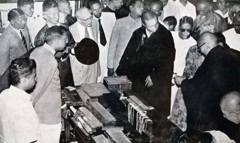 File:1956 Dalai Lama in Adyar Library.jpg