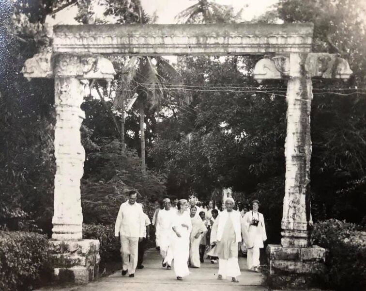 File:Krishnamurti visiting Radha November 1980.jpg