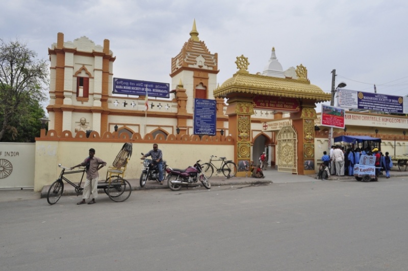 File:Bodh Gaya temple complex.jpg