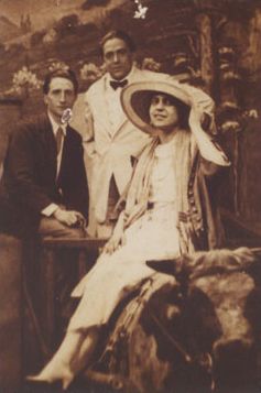 File:Beatrice Wood with Marcel Duchamp.jpg