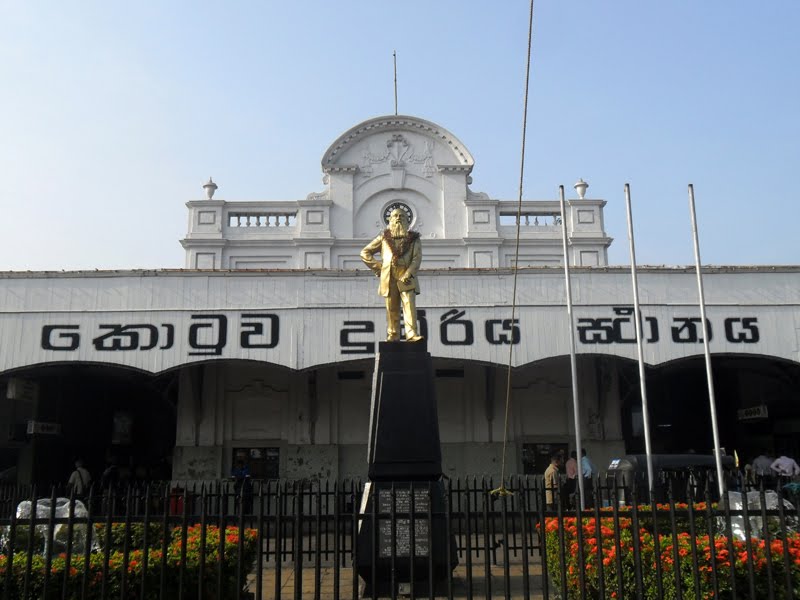 File:HSO statue in front of Fort Railway Station wide view.JPG