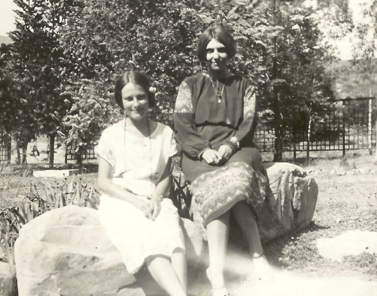 File:Dora Kunz and Beatrice Wood, 1925.png