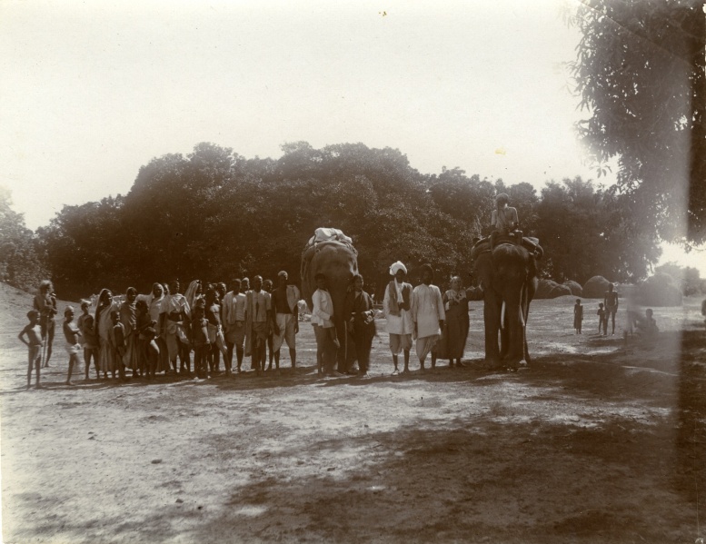 File:MKN arriving at Lahari Kudan 1914.jpg