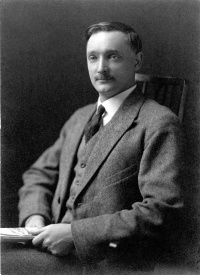 Ernest Wood 1928 seated.jpg