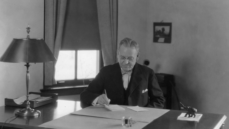 File:Rogers at desk 1927.jpg