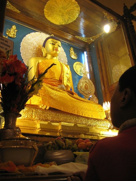 File:Buddha statue at Mahabodhi Temple Bodh Gaya.jpg